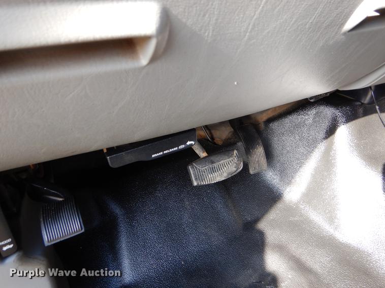 image for item EZ9863 2006 Ford F250 Super Duty SuperCab flatbed pickup truck