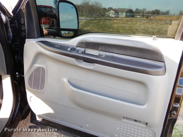 image for item EZ9863 2006 Ford F250 Super Duty SuperCab flatbed pickup truck