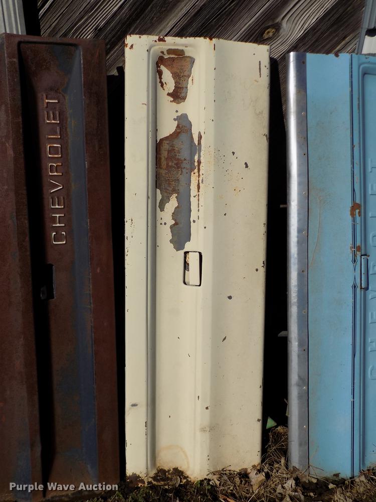 image for item FA9573 (4) GM pickup truck tailgates