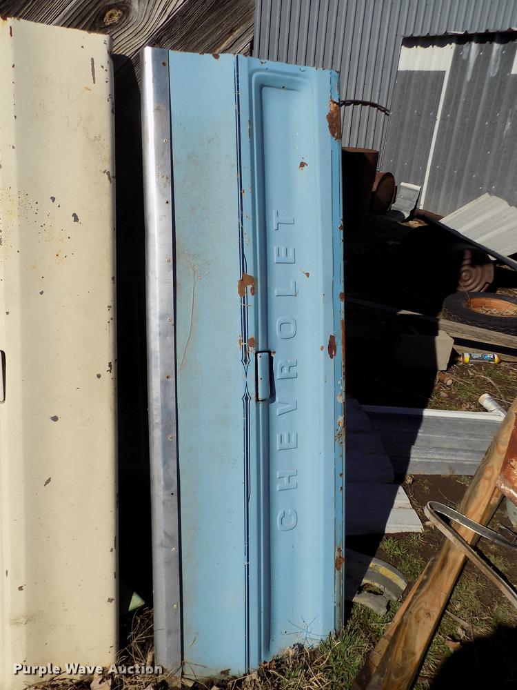 image for item FA9573 (4) GM pickup truck tailgates