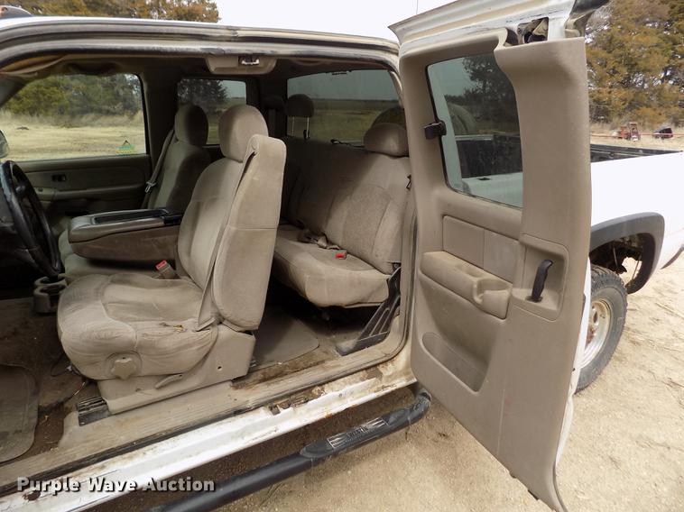 image for item FA9621 2002 Chevrolet Silverado 2500HD LS Ext. Cab pickup truck