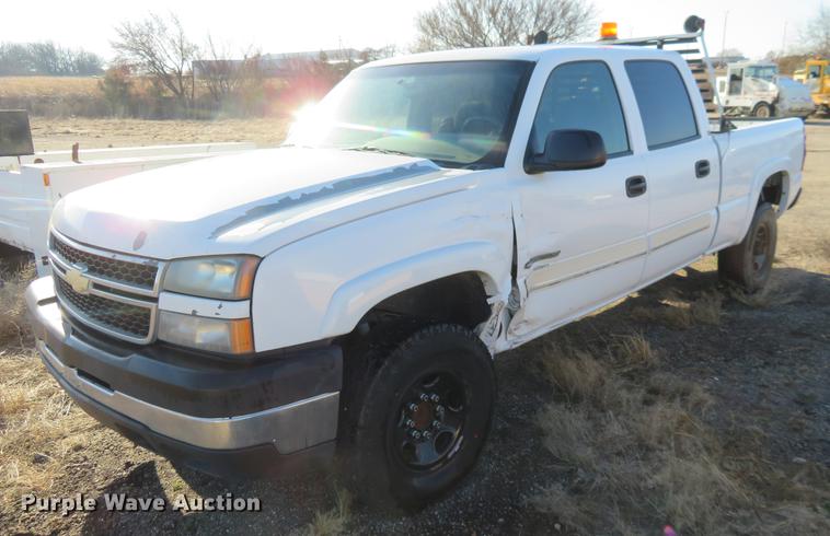 image for item FC9008 2007 Chevrolet Silverado 2500HD Crew Cab pickup truck