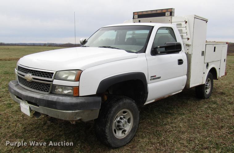 image for item FJ9629 2005 Chevrolet Silverado 2500HD utility bed pickup truck