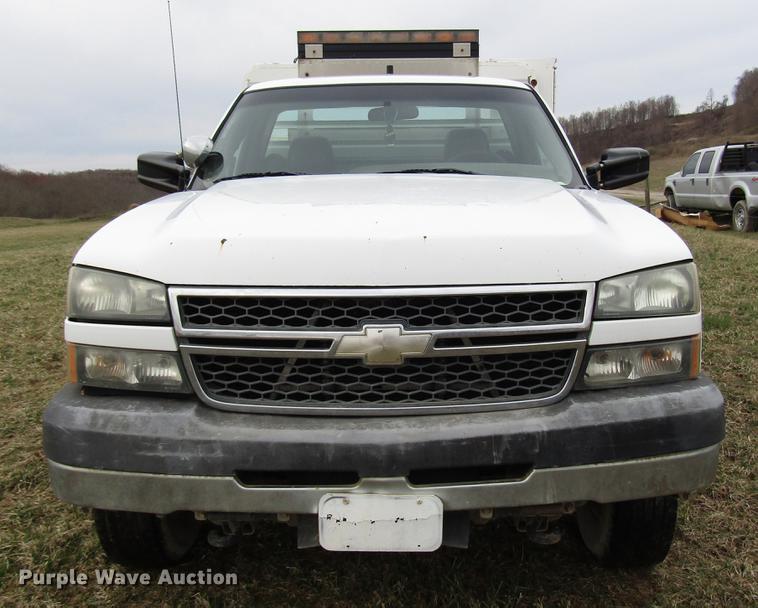 image for item FJ9629 2005 Chevrolet Silverado 2500HD utility bed pickup truck