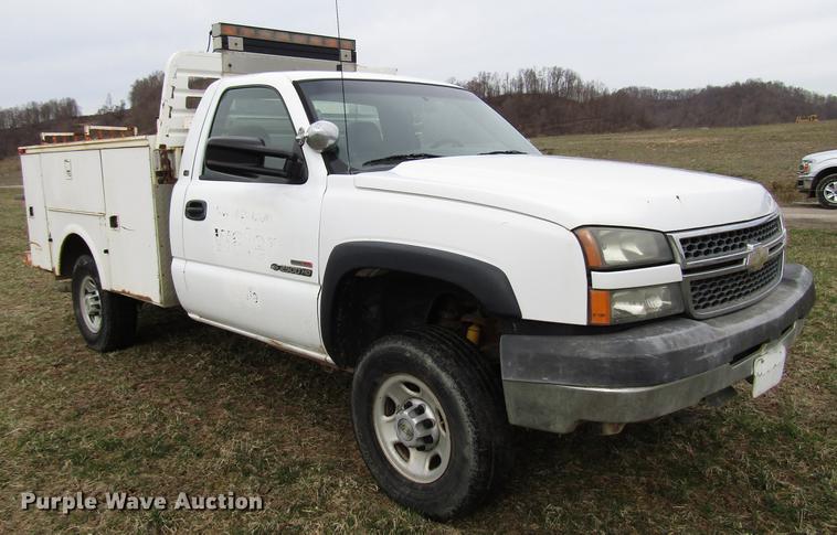 image for item FJ9629 2005 Chevrolet Silverado 2500HD utility bed pickup truck