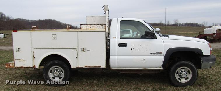 image for item FJ9629 2005 Chevrolet Silverado 2500HD utility bed pickup truck