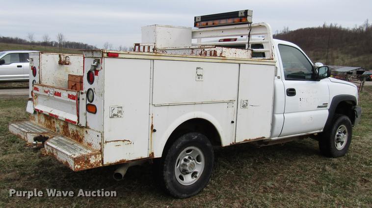 image for item FJ9629 2005 Chevrolet Silverado 2500HD utility bed pickup truck