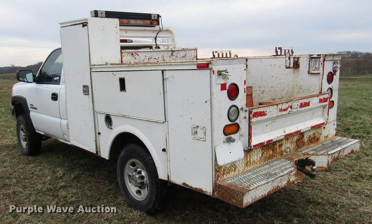 image for item FJ9629 2005 Chevrolet Silverado 2500HD utility bed pickup truck