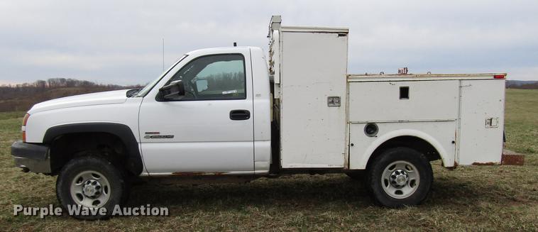 image for item FJ9629 2005 Chevrolet Silverado 2500HD utility bed pickup truck