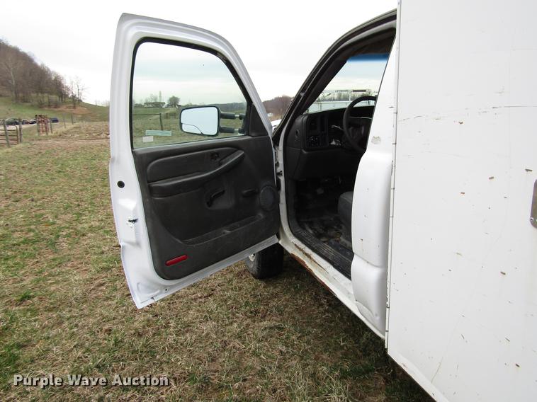 image for item FJ9629 2005 Chevrolet Silverado 2500HD utility bed pickup truck