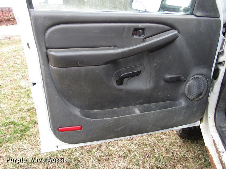 image for item FJ9629 2005 Chevrolet Silverado 2500HD utility bed pickup truck