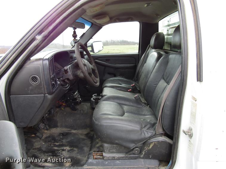 image for item FJ9629 2005 Chevrolet Silverado 2500HD utility bed pickup truck