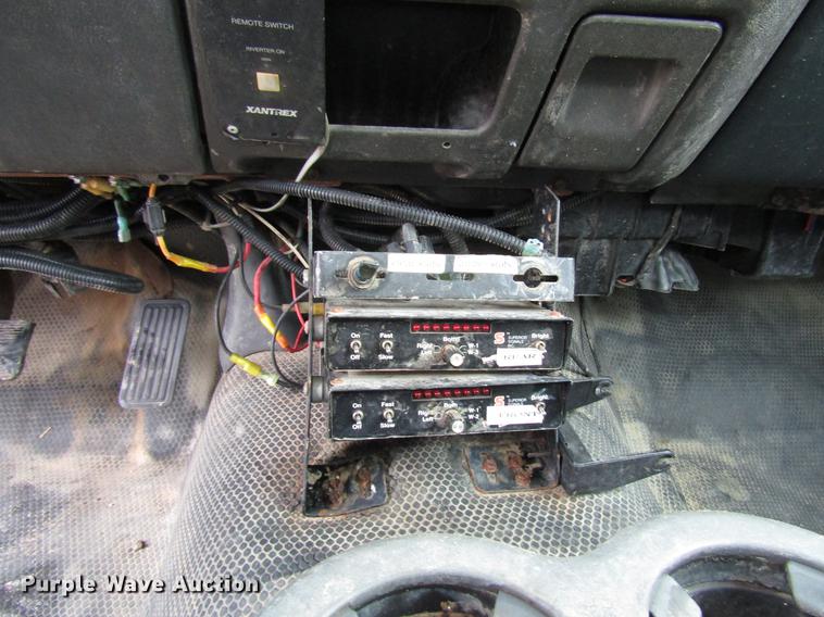 image for item FJ9629 2005 Chevrolet Silverado 2500HD utility bed pickup truck