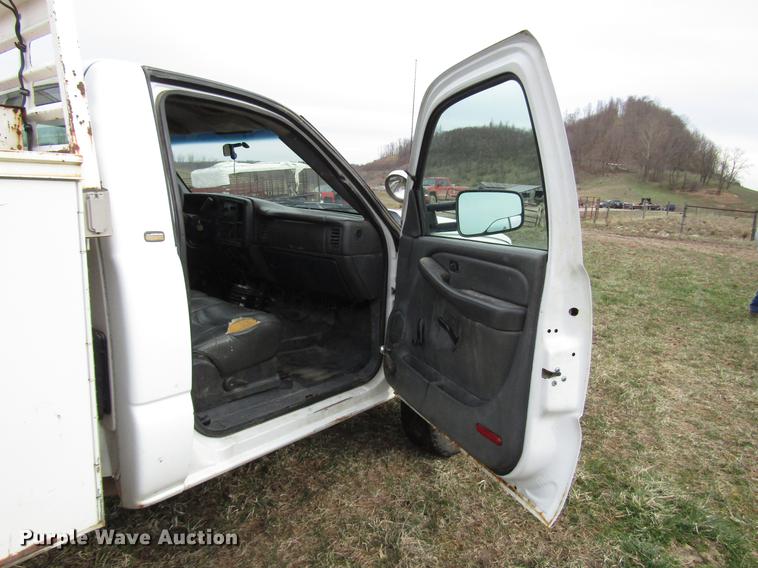 image for item FJ9629 2005 Chevrolet Silverado 2500HD utility bed pickup truck