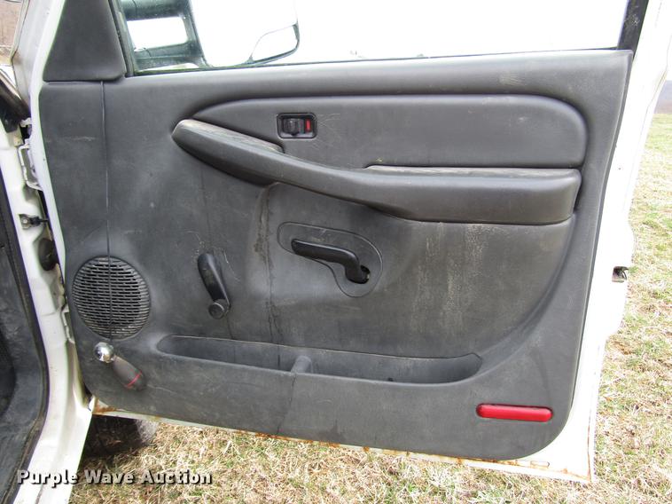 image for item FJ9629 2005 Chevrolet Silverado 2500HD utility bed pickup truck