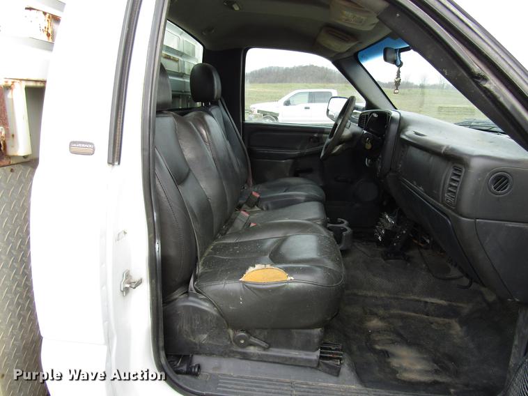 image for item FJ9629 2005 Chevrolet Silverado 2500HD utility bed pickup truck