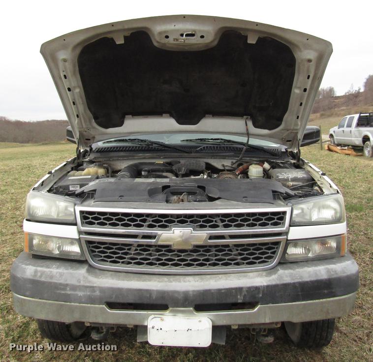 image for item FJ9629 2005 Chevrolet Silverado 2500HD utility bed pickup truck