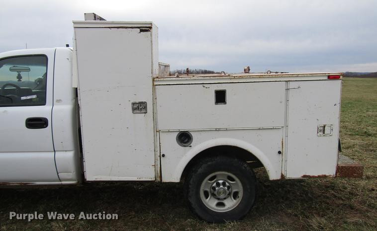 image for item FJ9629 2005 Chevrolet Silverado 2500HD utility bed pickup truck