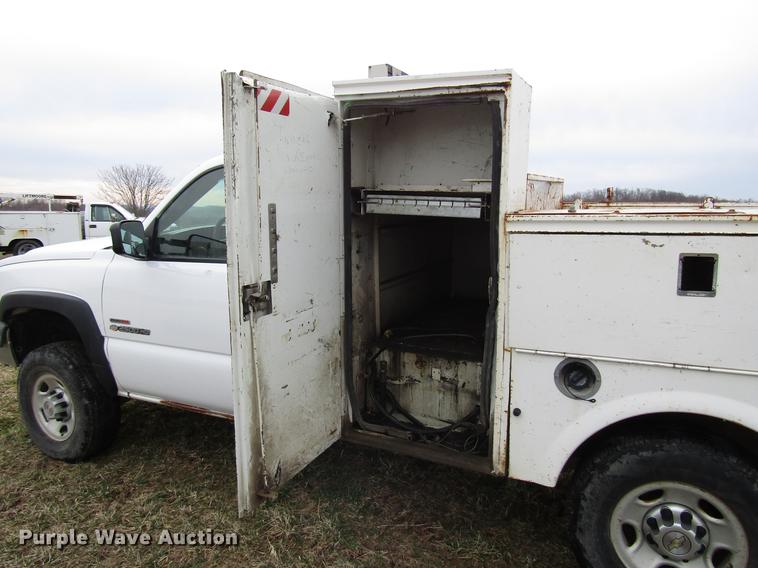 image for item FJ9629 2005 Chevrolet Silverado 2500HD utility bed pickup truck