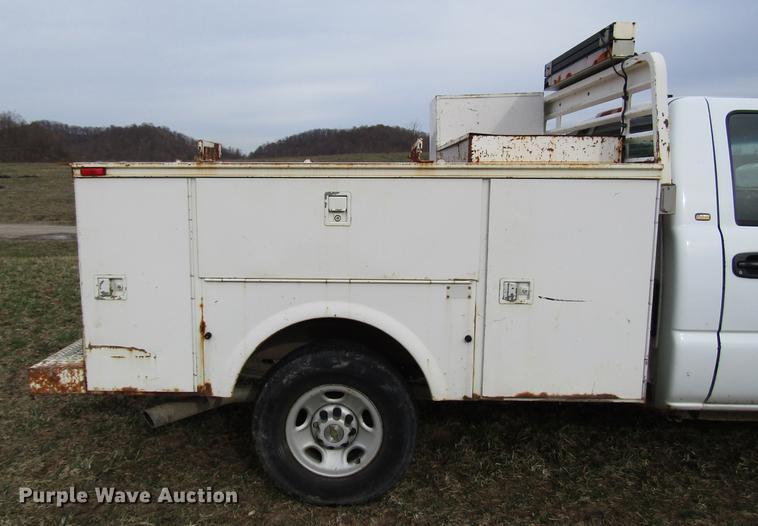 image for item FJ9629 2005 Chevrolet Silverado 2500HD utility bed pickup truck