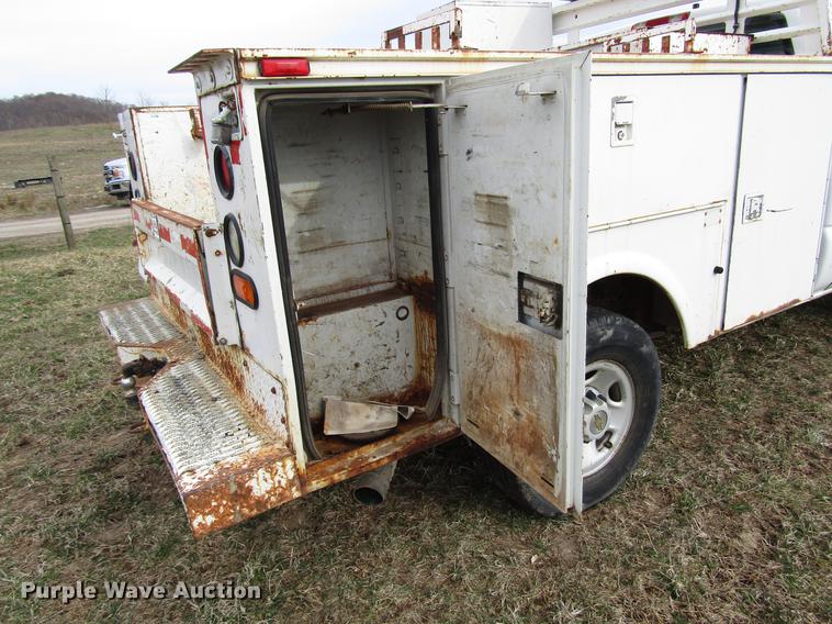 image for item FJ9629 2005 Chevrolet Silverado 2500HD utility bed pickup truck