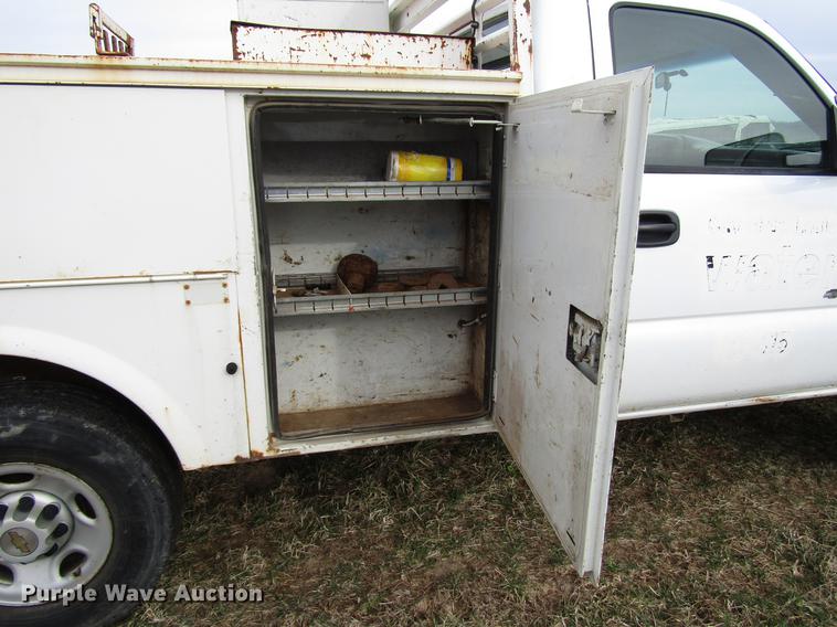 image for item FJ9629 2005 Chevrolet Silverado 2500HD utility bed pickup truck