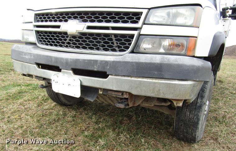 image for item FJ9629 2005 Chevrolet Silverado 2500HD utility bed pickup truck