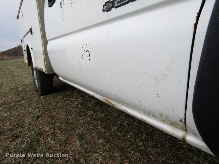 image for item FJ9629 2005 Chevrolet Silverado 2500HD utility bed pickup truck