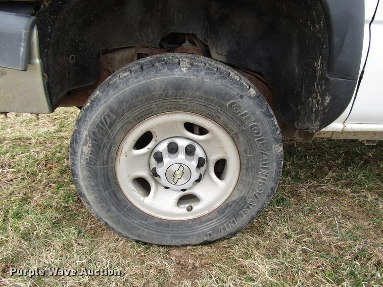 image for item FJ9629 2005 Chevrolet Silverado 2500HD utility bed pickup truck