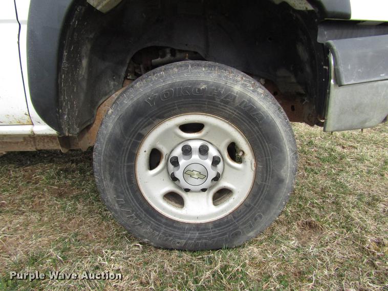 image for item FJ9629 2005 Chevrolet Silverado 2500HD utility bed pickup truck