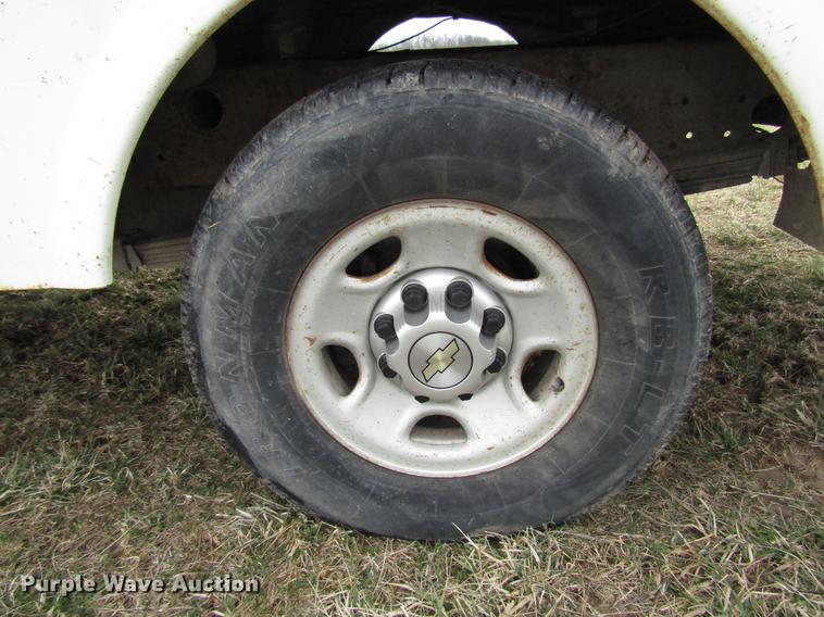 image for item FJ9629 2005 Chevrolet Silverado 2500HD utility bed pickup truck