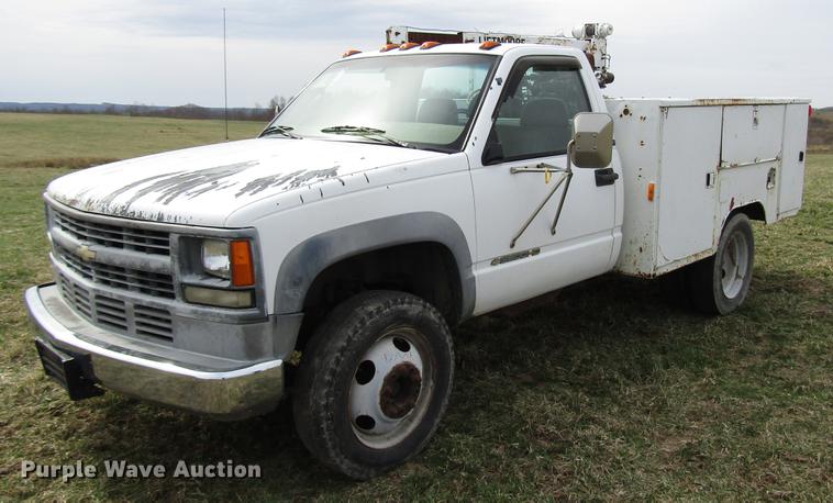 image for item FJ9630 1995 Chevrolet C3500 utility bed pickup truck with crane