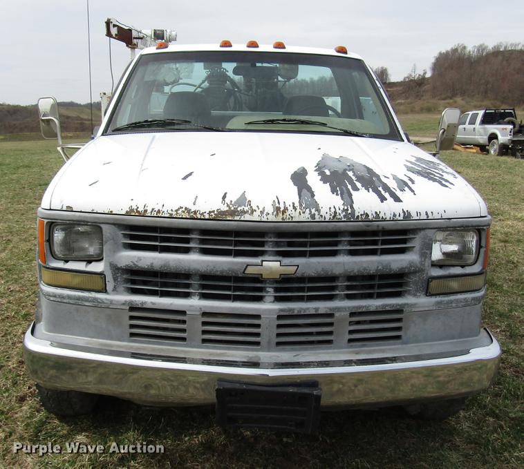 image for item FJ9630 1995 Chevrolet C3500 utility bed pickup truck with crane