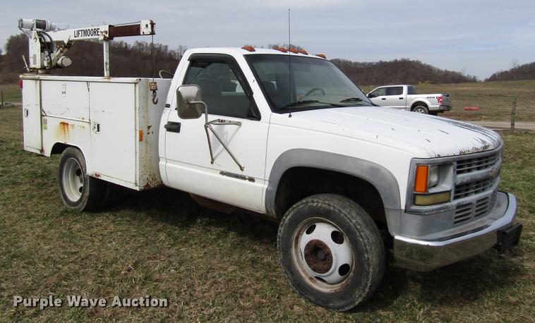 image for item FJ9630 1995 Chevrolet C3500 utility bed pickup truck with crane