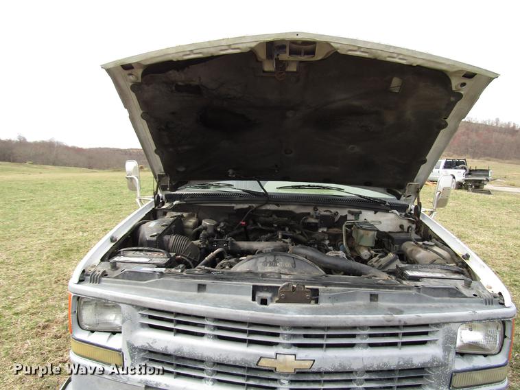 image for item FJ9630 1995 Chevrolet C3500 utility bed pickup truck with crane