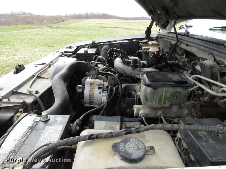 image for item FJ9630 1995 Chevrolet C3500 utility bed pickup truck with crane