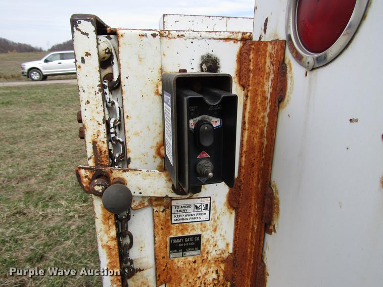 image for item FJ9630 1995 Chevrolet C3500 utility bed pickup truck with crane