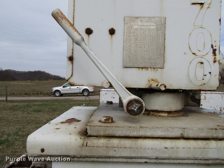 image for item FJ9630 1995 Chevrolet C3500 utility bed pickup truck with crane