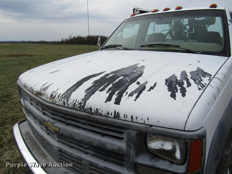 image for item FJ9630 1995 Chevrolet C3500 utility bed pickup truck with crane