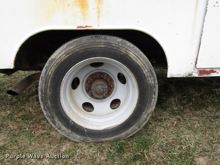 image for item FJ9630 1995 Chevrolet C3500 utility bed pickup truck with crane