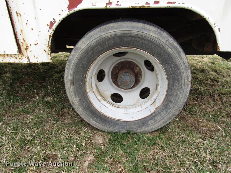 image for item FJ9630 1995 Chevrolet C3500 utility bed pickup truck with crane