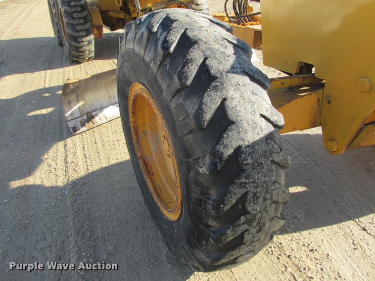 image for item DA8315 1984 John Deere 570A motor grader