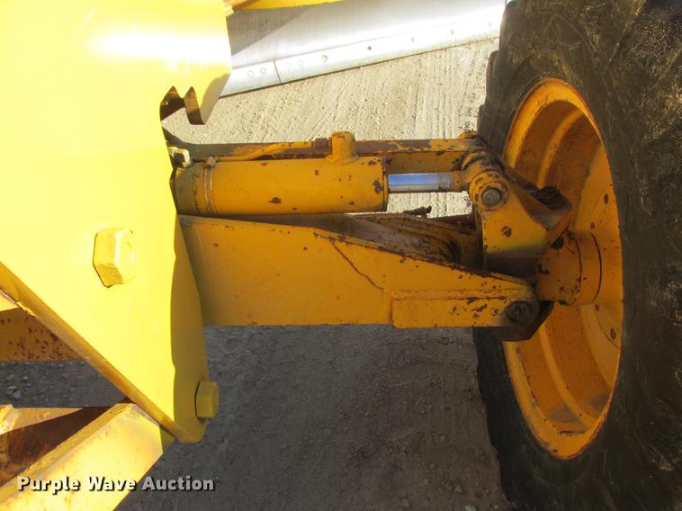 image for item DA8315 1984 John Deere 570A motor grader