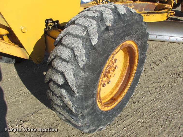 image for item DA8315 1984 John Deere 570A motor grader