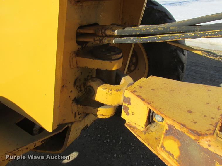 image for item DA8315 1984 John Deere 570A motor grader