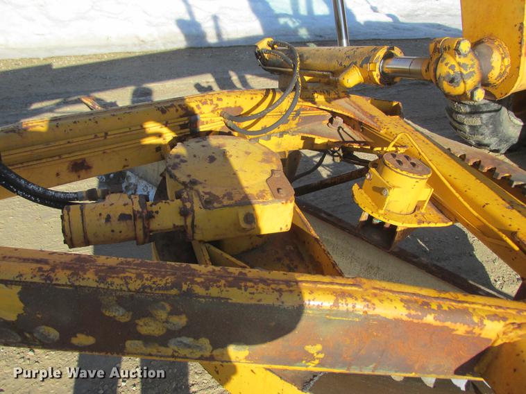 image for item DA8315 1984 John Deere 570A motor grader