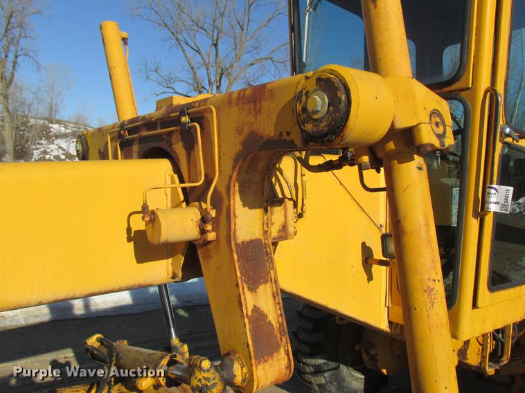 image for item DA8315 1984 John Deere 570A motor grader