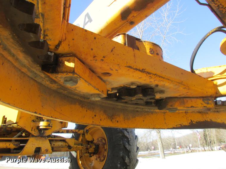 image for item DA8315 1984 John Deere 570A motor grader