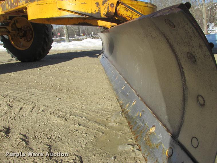 image for item DA8315 1984 John Deere 570A motor grader