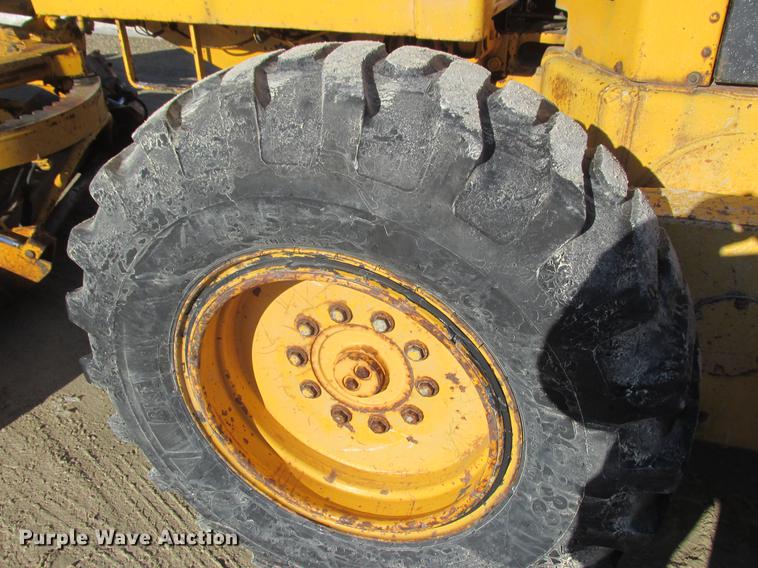 image for item DA8315 1984 John Deere 570A motor grader